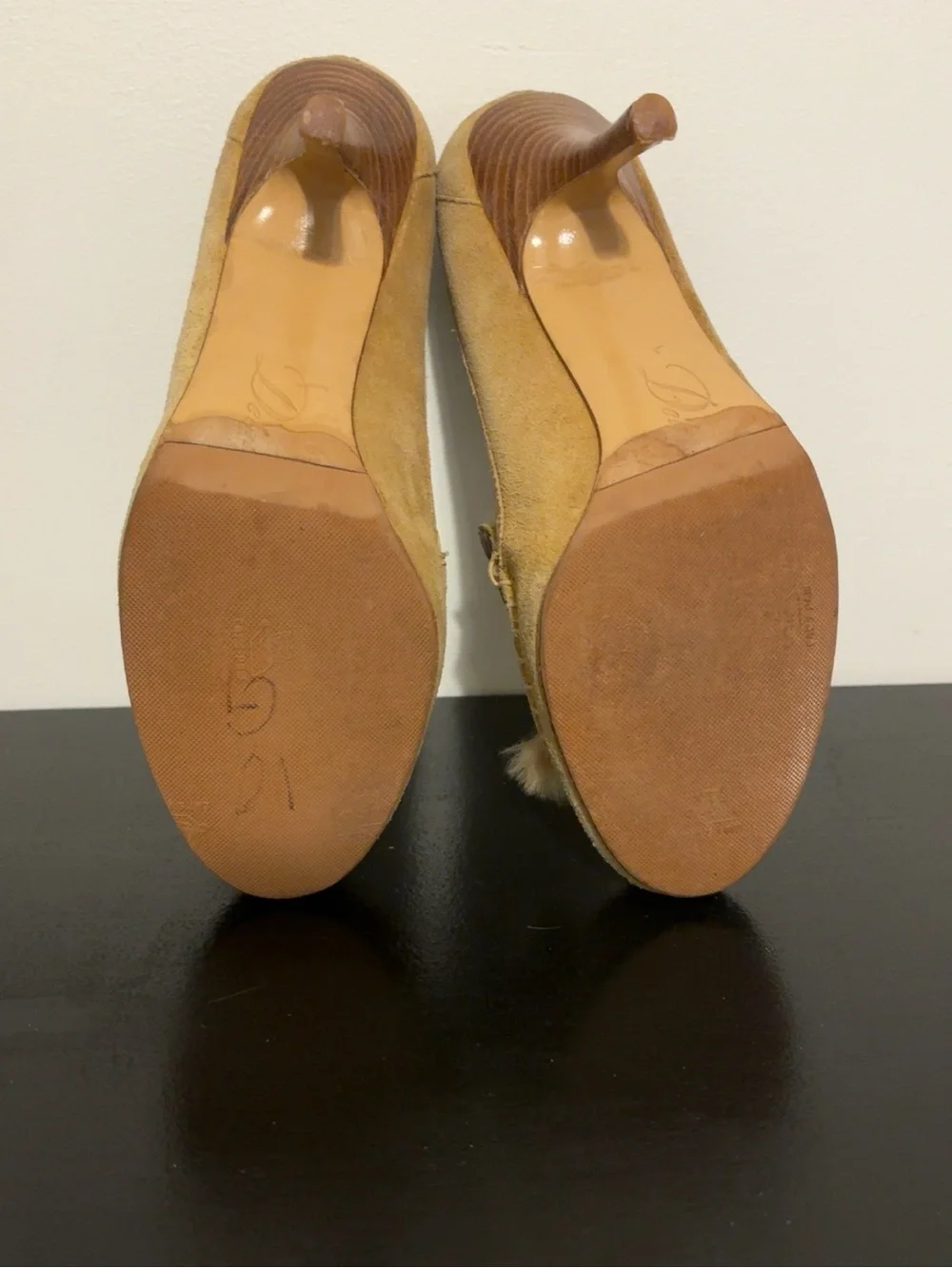 Vintage Delman Women’s 9M Suede Fur Lined Moccasin Pom Pom Heels Pumps Tan